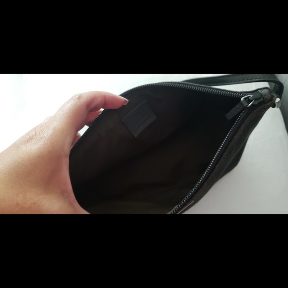 Small Gucci hand bag- gently used - Picture 3 of 3